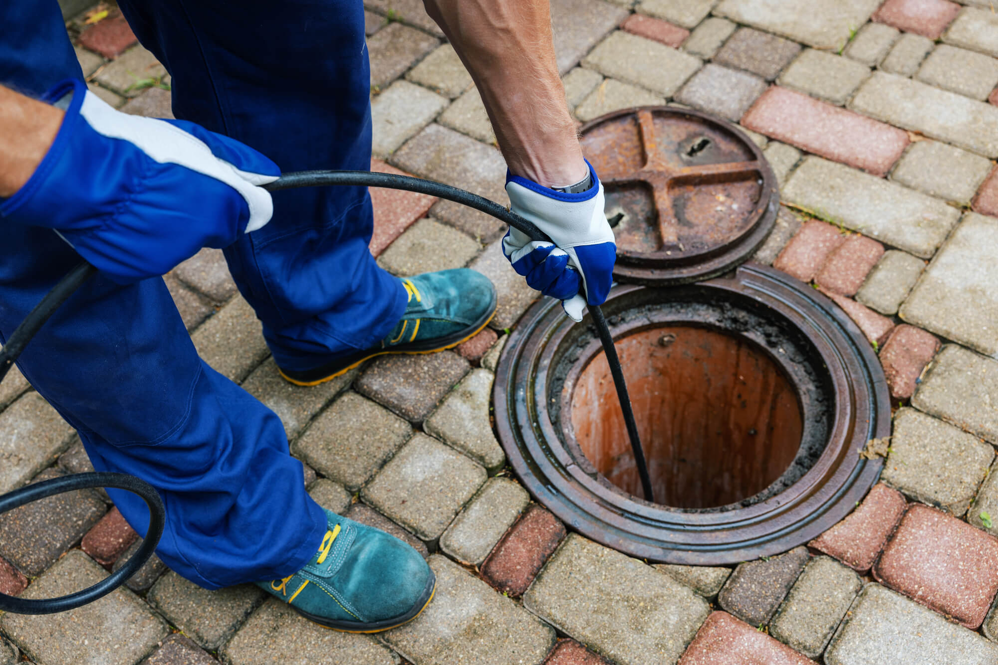 Hydro jetting: High-pressure water cleans pipes and removes blockages